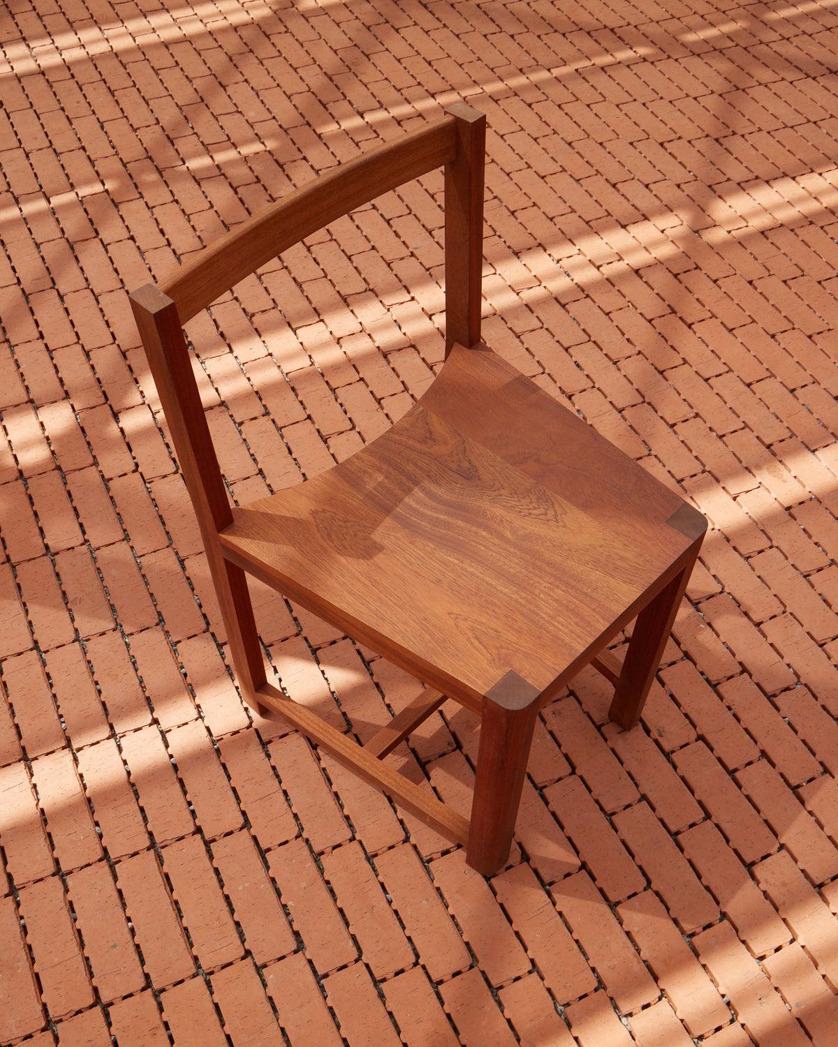 a serpentine Stool/Chair